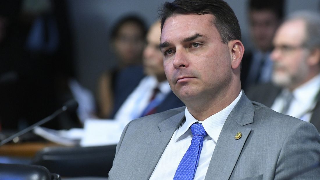 Flávio Bolsonaro critica duramente taxação de importados em debate no Senado