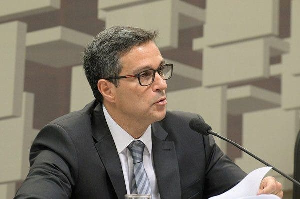 Roberto Campos Neto justifica interrupção na queda da taxa de juros por “ruídos” econômicos