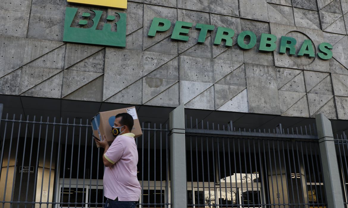 Ações da Petrobras despencam após nomeação de Magda Chambriard para presidência da estatal