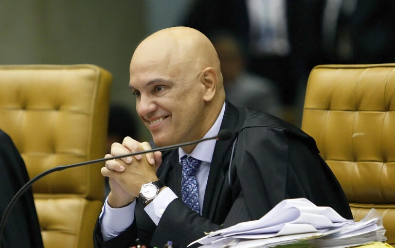 Alexandre de Moraes determina prazo para conclusão de inquéritos de Bolsonaro e Marielle Franco