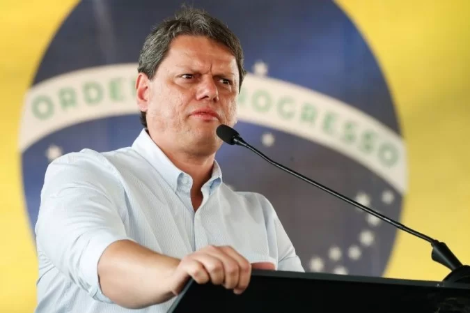 Barroso determina que Tarcísio siga diretrizes do Governo Lula sobre câmeras corporais na PM