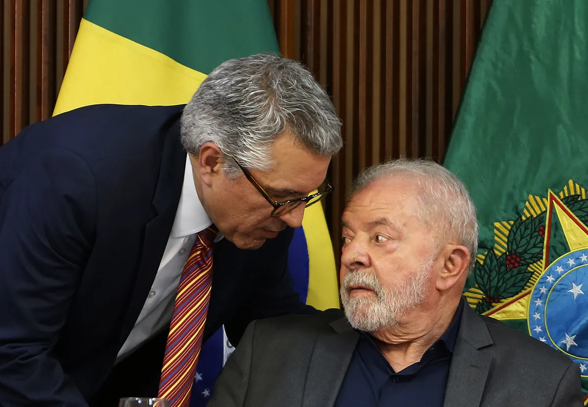 Ministro Alexandre Padilha enfrenta pedido de penhora de bens em apartamento funcional devido a dívida de campanha