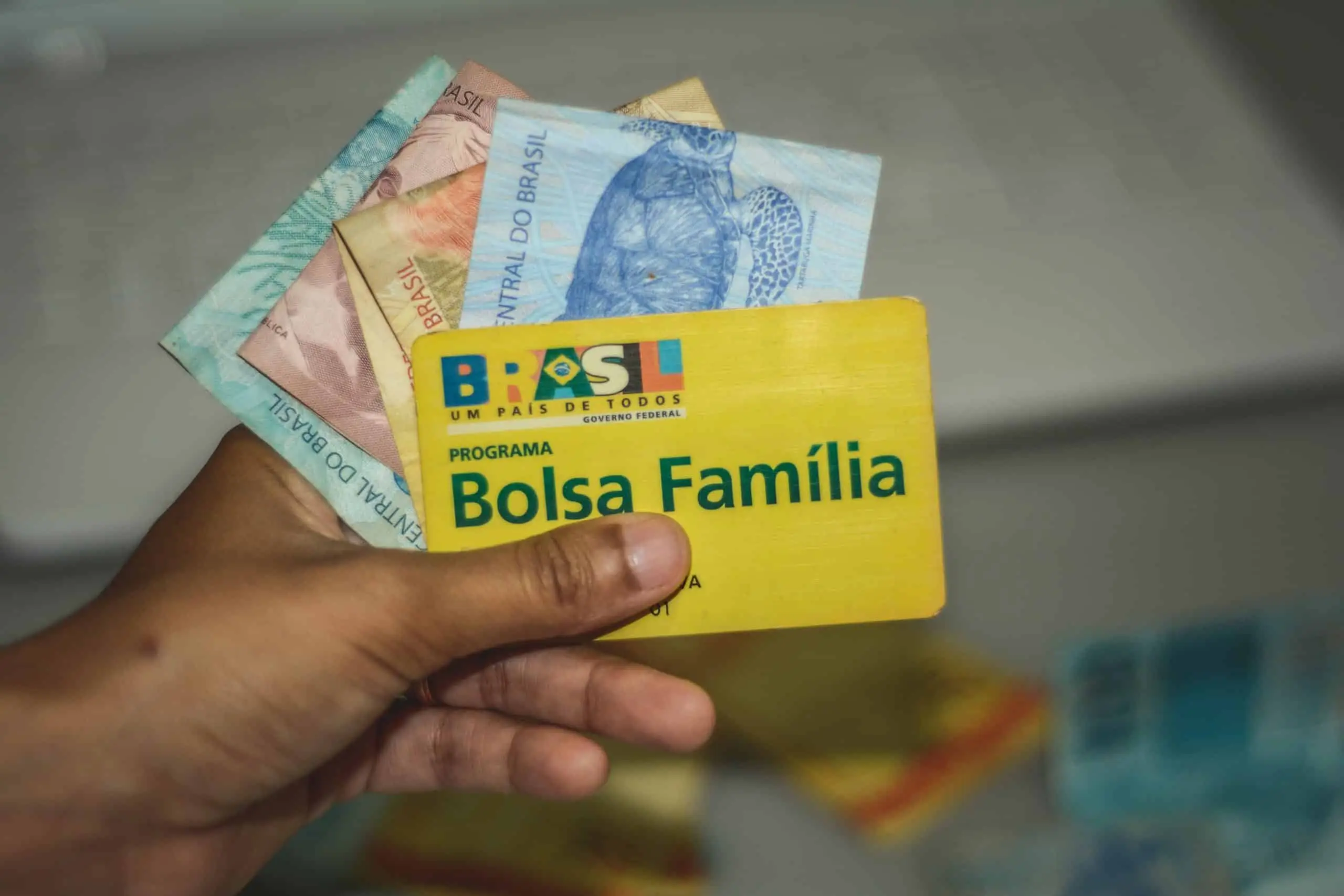 Quase metade da população brasileira recebe benefícios do Governo Federal