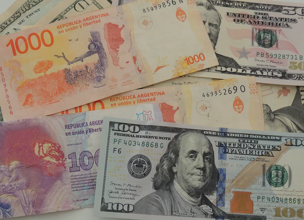 Dólar alcança R$ 5,76, maior valor desde 2021, após Haddad sinalizar incerteza sobre corte de gastos