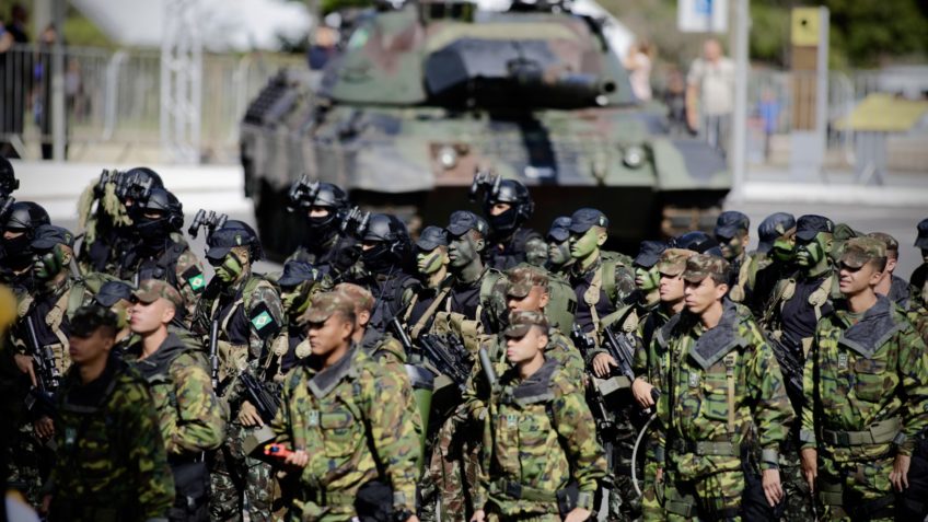 Exército reduz número de armas que policiais militares e GSI podem adquirir