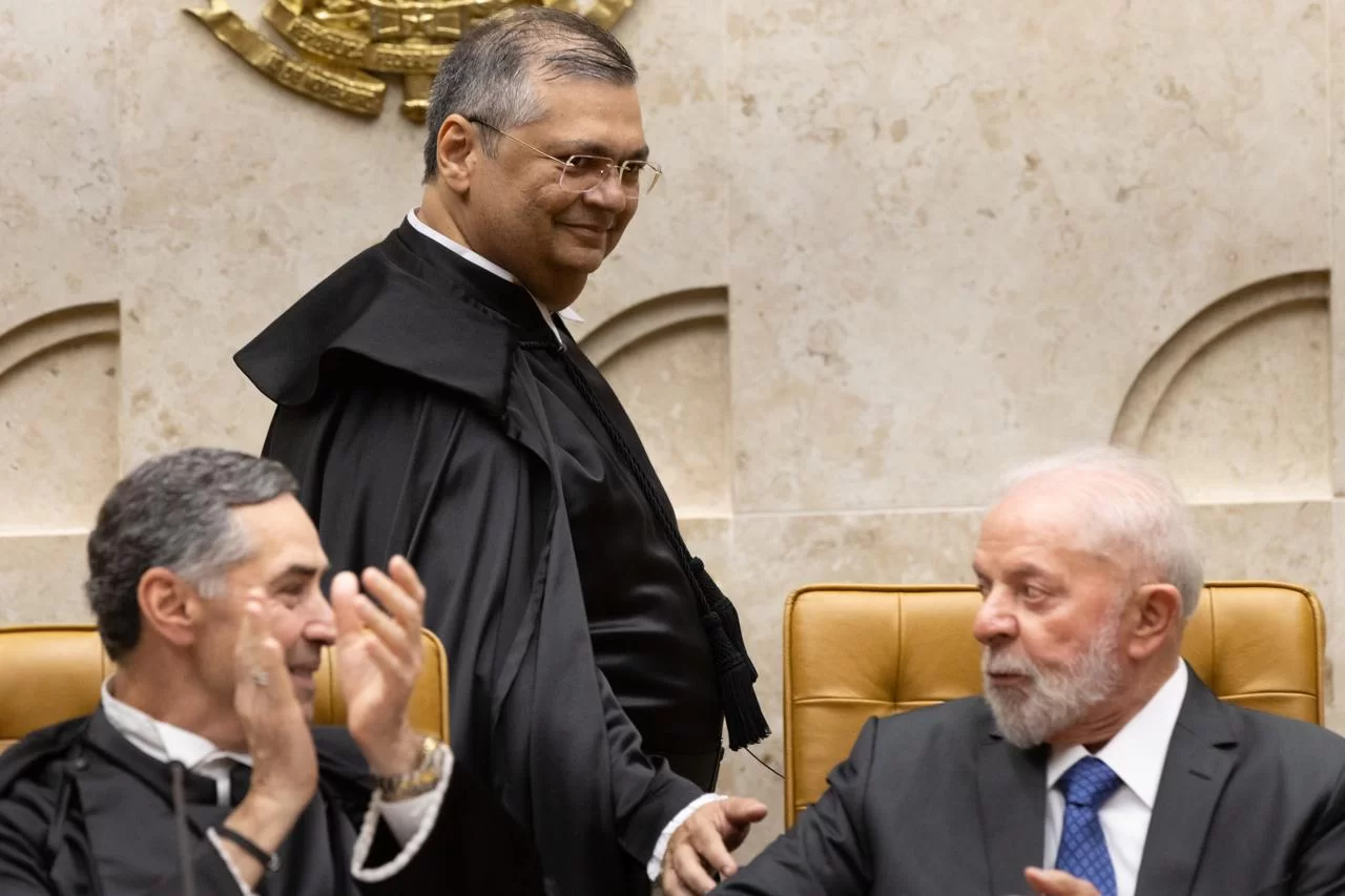 Flavio Dino suspende julgamento de queixa-crime de Bolsonaro contra Janones