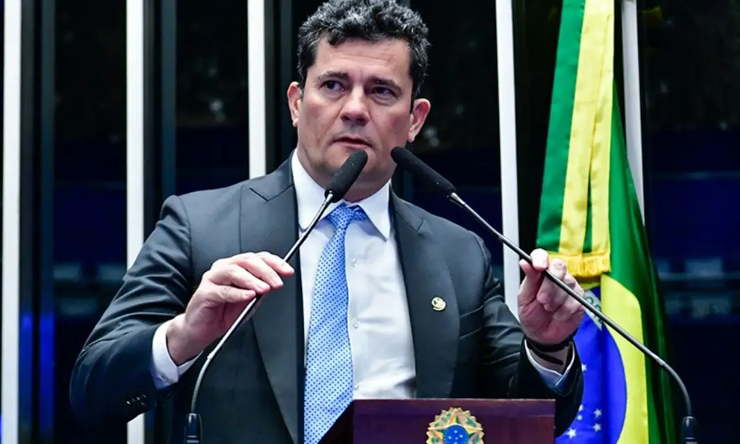 Moro e “muita gente em Curitiba” deve ser alvo da Polícia Federal “em breve”, diz revista