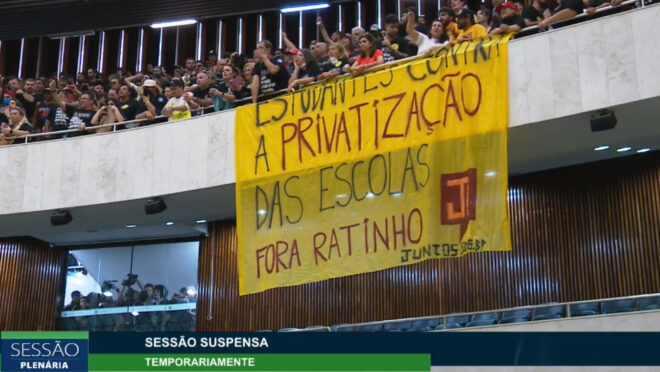 Manifestantes invadem Assembleia Legislativa do Paraná em protesto contra gestão de escolas públicas