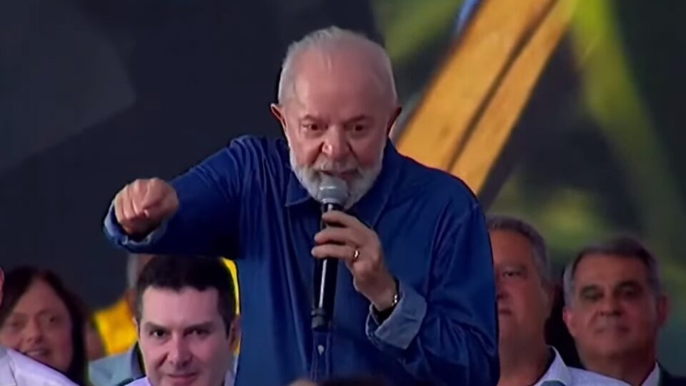 “Quem nos critica não vale uma titica de cachorro”, diz Lula na Bahia