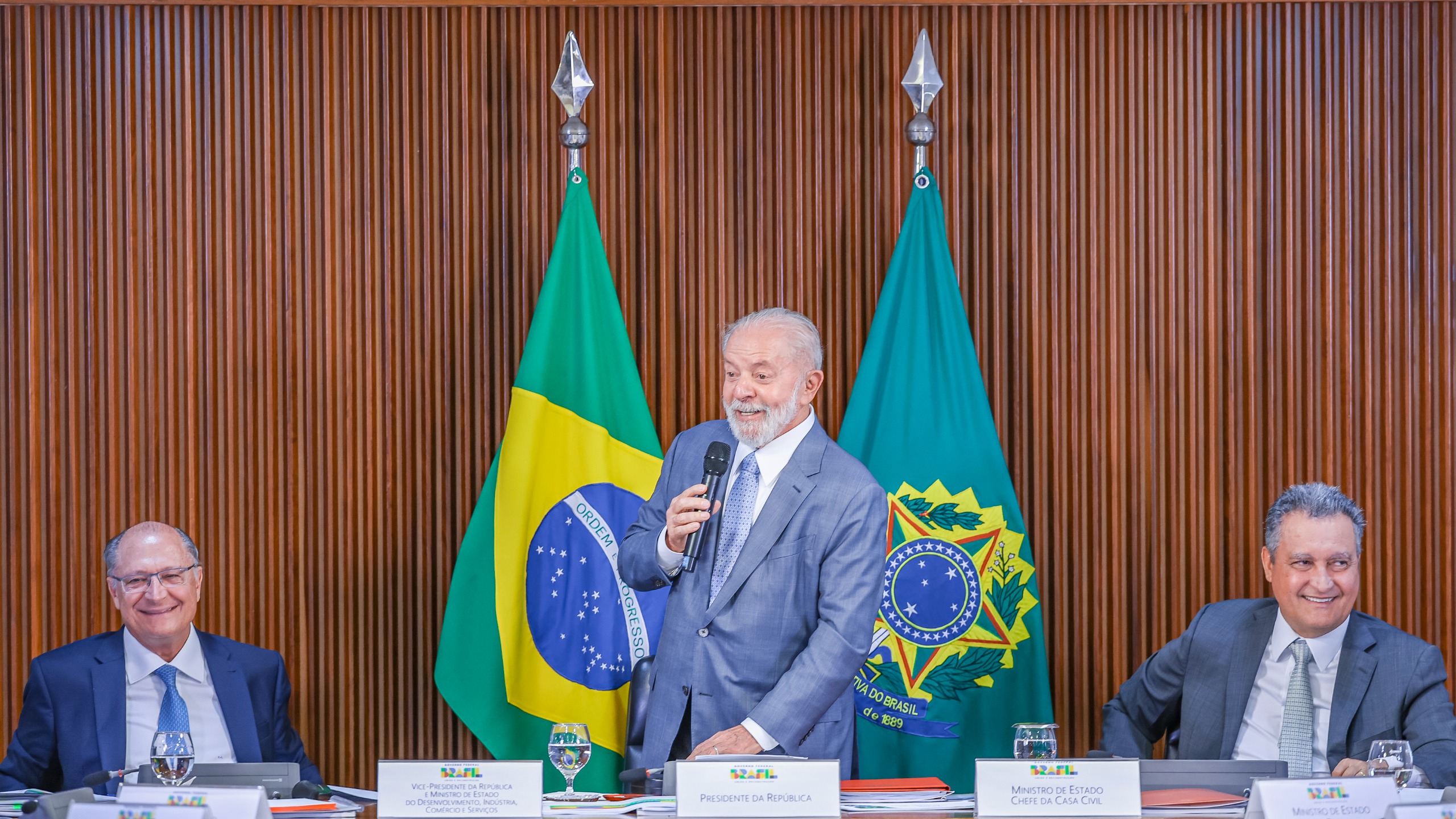 O Estado inchado de Lula: 39 ministérios e nenhum é capaz de socorrer a população